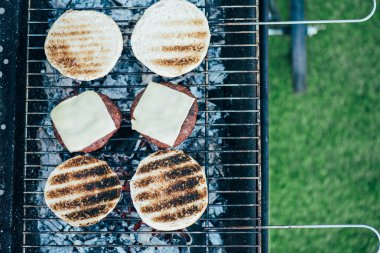 Barbekü ızgara üzerinde ızgara lezzetli taze hamburger maddeler üstten görünüm