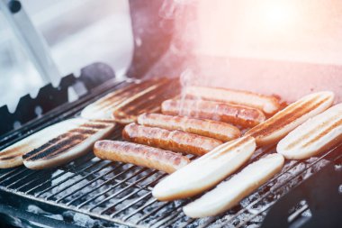 sınıf lezzetli sosisli dumanlı Barbekü ızgara ızgara 