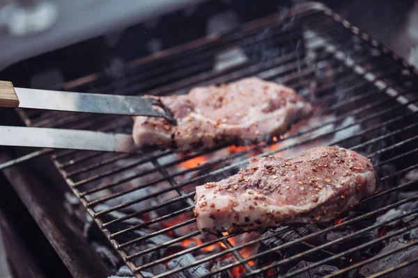 Selective Focus Juicy Raw Steaks Grilling Barbecue Grid Smoke Tweezers — Stock Photo, Image