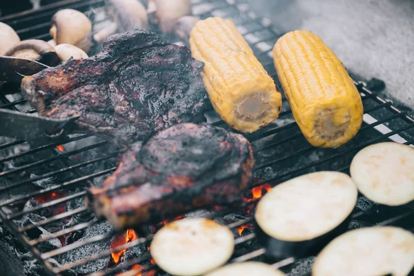 Foco Seletivo Pinças Bifes Saborosos Suculentos Grelhados Grade Churrasco Com — Fotografia de Stock