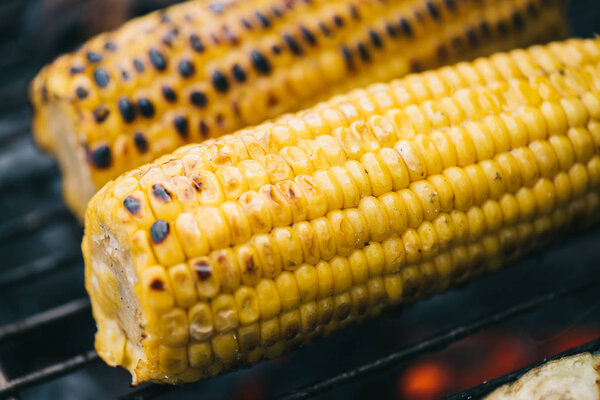 крупным планом жёлтой кукурузы с грилем на гриле на гриле
