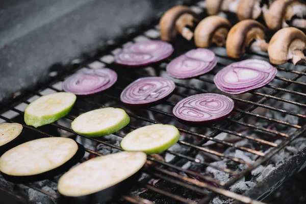 Enfoque Selectivo Rodajas Cebolla Cruda Calabacín Setas Parrilla Parrilla Barbacoa — Foto de Stock