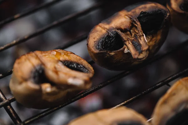 Selective Focus Delicious Mushrooms Grilling Barbecue Grid — Stock Photo, Image