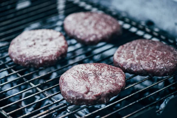 Tepelně Neupravené Čerstvé Burger Kotlety Grilování Grilovací Mřížky — Stock fotografie