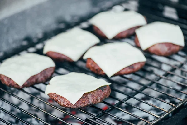 Selective Focus Fresh Burger Cutlets Cheese Grilling Bbq Grid — Stock Photo, Image