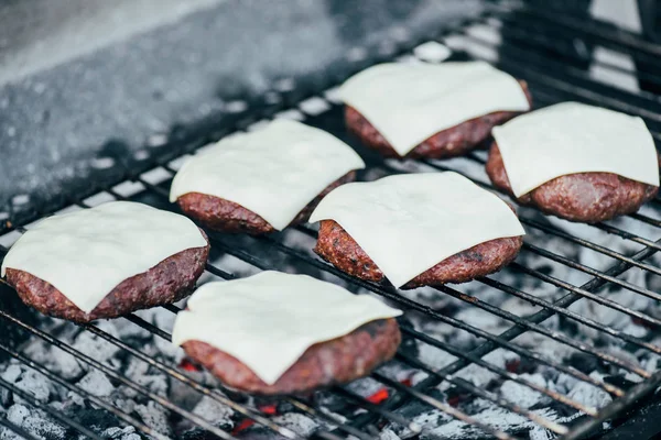 Selective Focus Fresh Burger Cutlets Cheese Grilling Bbq Grid — Stock Photo, Image