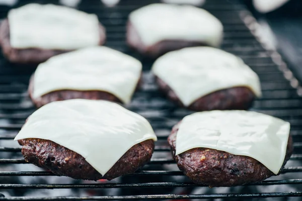 新鮮なおいしいハンバーガー カツレツ チーズ焼きバーベキュー グリッド上での選択と集中 — ストック写真