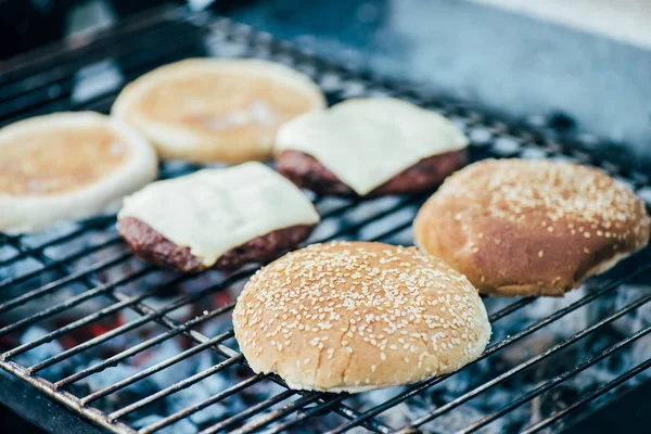 Concentrarea Selectivă Burgerilor Proaspeți Delicioși Ingrediente Grătar Grătar — Fotografie, imagine de stoc