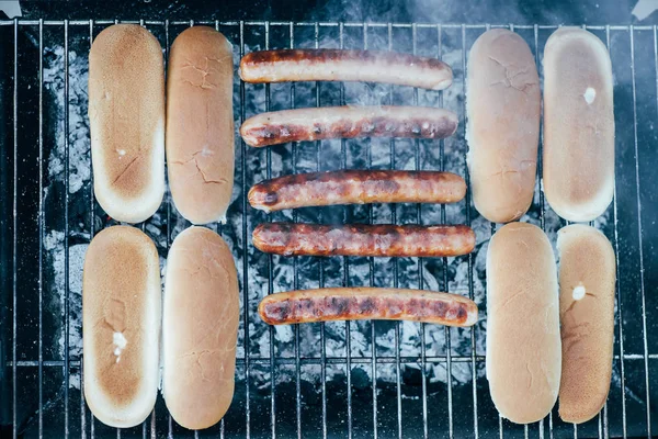 Finom Hot Dogot Grillezés Füst Bbq Grill Fokozatú Felülnézet — Stock Fotó