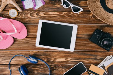 boş ekran ve çevresinde seyahat öğeler ile dijital tablet üstten görünüm