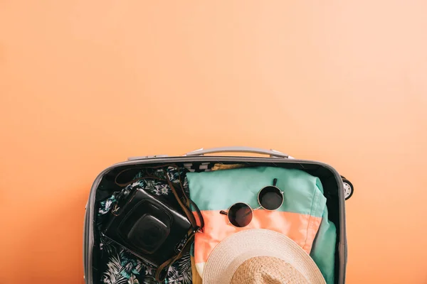 Bovenaanzicht Van Koffer Met Accessoires Zomer Filmcamera Oranje Achtergrond — Stockfoto