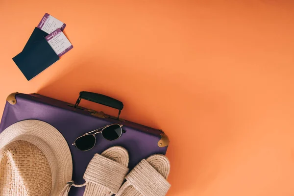 Κάτοψη Του Καλοκαιρινά Αξεσουάρ Τσάντα Ταξιδιού Διαβατήρια Και Εισιτήρια Πορτοκαλί — Φωτογραφία Αρχείου