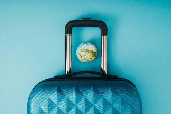 Weltkugelmodell Und Reisetasche Von Oben Auf Blauem Hintergrund — Stockfoto