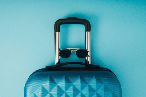 Vista Superior Gafas Sol Bolsa Viaje Sobre Fondo Azul — Foto de Stock