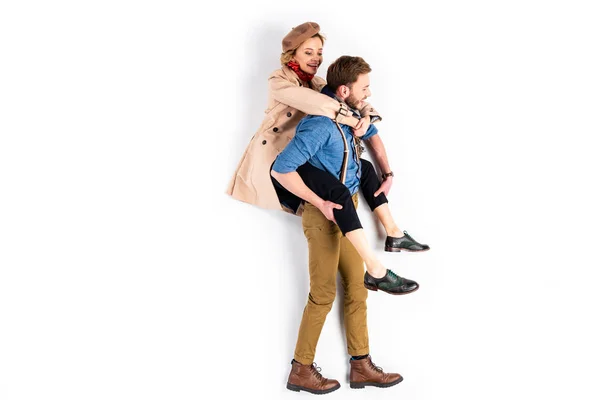 Man Bruine Broek Uitvoering Vriendin Piggyback Witte Achtergrond — Stockfoto