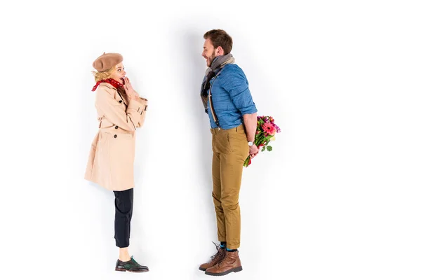Stilvoller Mann Versteckt Blumenstrauß Für Freundin Auf Weißem Hintergrund — Stockfoto