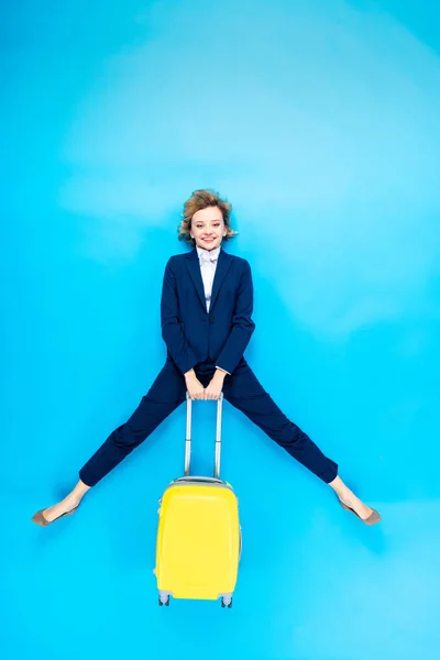 Jeune Femme Insouciante Tenant Une Valise Jaune Sur Fond Bleu — Photo