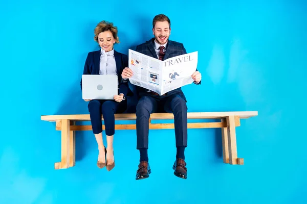 Goed Geklede Paar Kranten Lezen Lachend Blauwe Achtergrond — Stockfoto