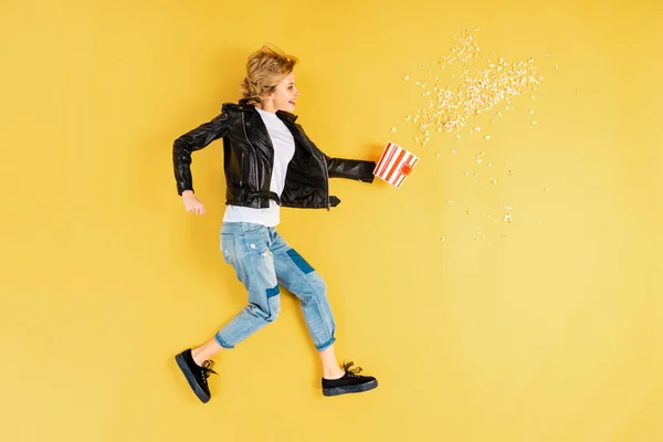 Short Haired Woman Leather Jacket Holding Popcorn Yellow Background — Stock Photo, Image