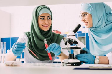 cam tüp, pipet ile mikroskop kimyasal laboratuvar deney sırasında kadın Müslüman bilim adamları