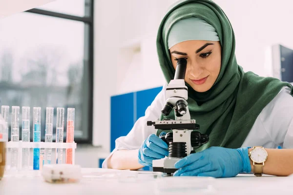 Bela Cientista Muçulmano Fêmea Olhando Através Microscópio Durante Experimento Laboratório — Fotografia de Stock