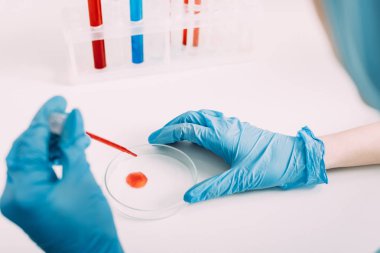 Kısmi kan testi laboratuarda yaptıkları kadın bilim adamı görünümünü