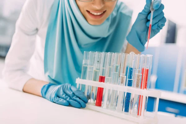 Abgeschnittene Ansicht Einer Lächelnden Muslimischen Wissenschaftlerin Die Reagenzglas Labor Blut — Stockfoto