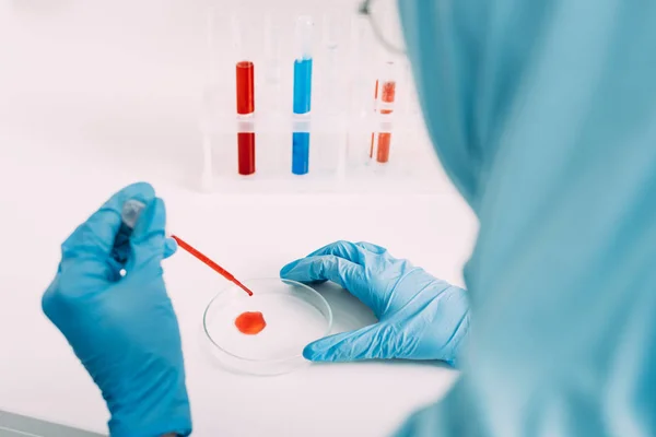 Vista Recortada Una Científica Haciendo Análisis Sangre Laboratorio — Foto de Stock