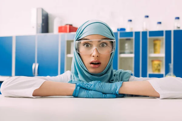 Förvånad Kvinnlig Muslimsk Vetenskapsman Latex Handskar Hijab Tittar Kameran Laboratorium — Stockfoto