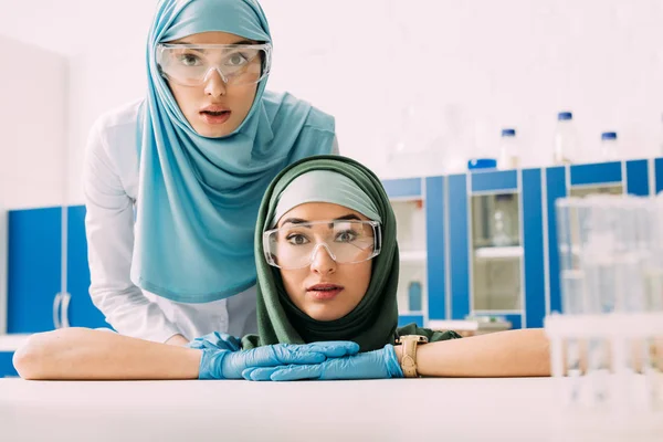 Мусульманские Химики Защитных Очках Хиджабе Смотрящие Камеру Лаборатории — стоковое фото