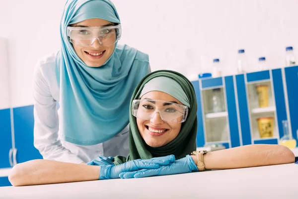 Heureux Chimistes Musulmans Lunettes Protection Hijab Regardant Caméra Laboratoire — Photo