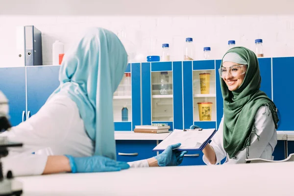 Vrouwelijke Islamitische Wetenschappers Hijab Klembord Houden Tijdens Experiment Chemisch Laboratorium — Stockfoto