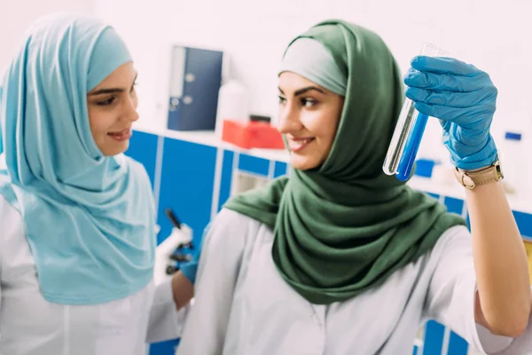 Mulheres Cientistas Muçulmanas Sorridentes Segurando Tubos Ensaio Vidro Com Reagentes — Fotografia de Stock