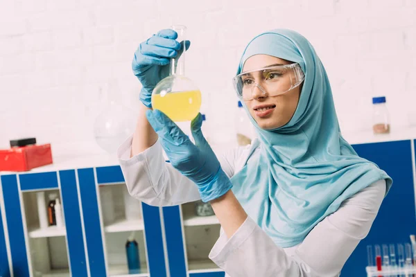 Científica Musulmana Hembra Sosteniendo Matraz Durante Experimento Laboratorio Químico — Foto de Stock