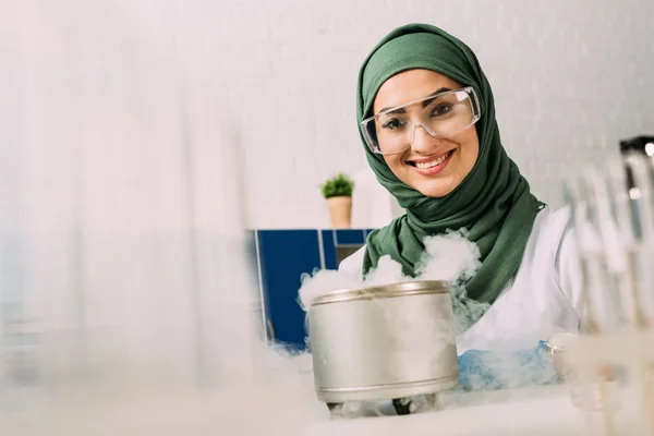 Leende Kvinna Muslimska Forskare Tittar Kameran Experiment Med Torr Laboratorium — Stockfoto