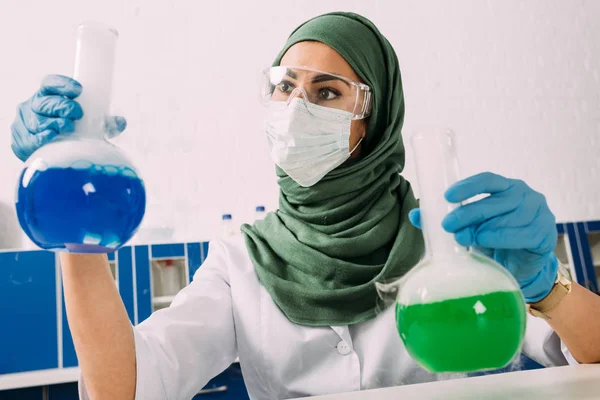 Női Muzulmán Tudós Tartja Lombikok Kémiai Laboratóriumi Kísérlet Során Orvosi — Stock Fotó
