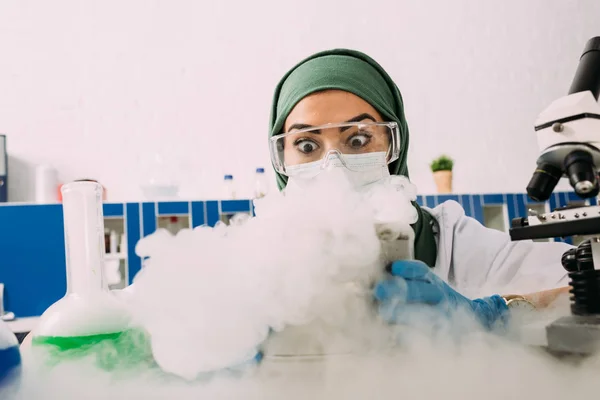 Cientista Muçulmano Fêmea Chocada Experimentando Com Gelo Seco Laboratório — Fotografia de Stock