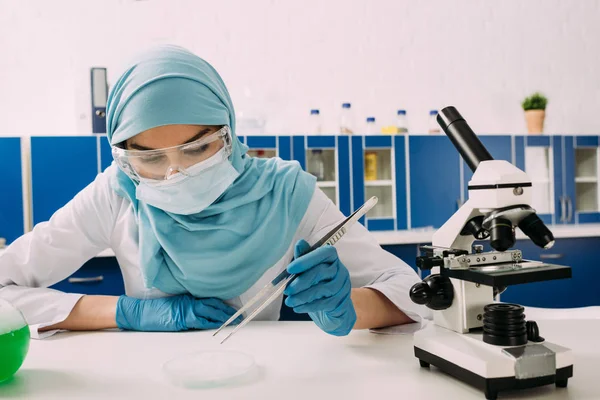 Female Muslim Scientist Sitting Table Microscope Using Tweezers Petri Dish — Stock Photo, Image