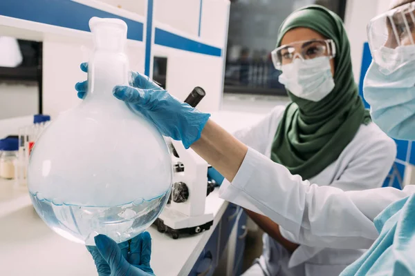 Female Muslim Scientists Goggles Holding Flask Liquid While Experimenting Chemical — Stock Photo, Image