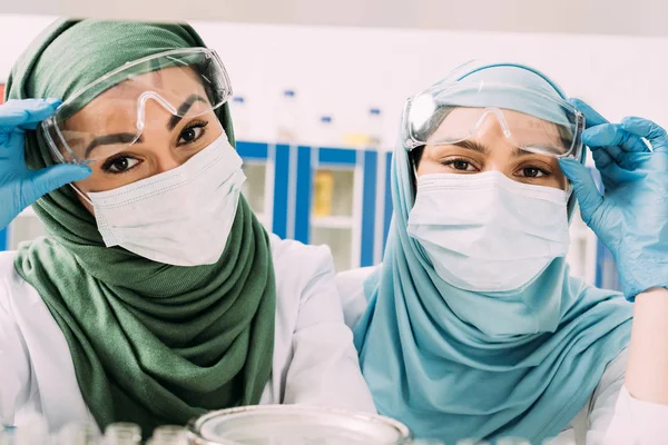 Mulheres Químicas Muçulmanas Máscaras Médicas Hijab Olhando Para Câmera Laboratório — Fotografia de Stock