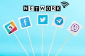 Social-Media-Icons und Netzwerk-Schriftzüge isoliert auf blau