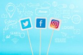 Karten mit Twitter-, Facebook- und Instagram-Logo und Social-Media-Icons isoliert auf blau