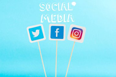 twitter, facebook ve instagram logo ve mavi izole sosyal medya yazı ile kartları