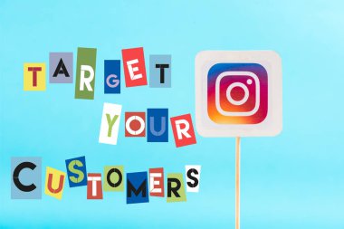 instagram logo ve hedef müşterileriniz harfler izole mavi kartı