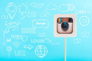 instagram logo ve sosyal medya illüstrasyon izole mavi kartı