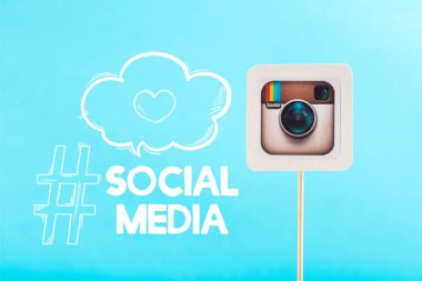 kart instagram logo ve mavi izole sosyal medya yazı ile