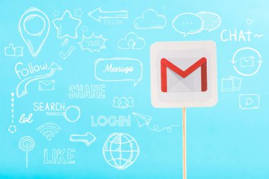 gmail logosu ve sosyal medya illüstrasyon izole mavi kartı