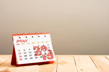 Takvim ile 2019 izole üzerinde bej kopya alanı ile sayfa