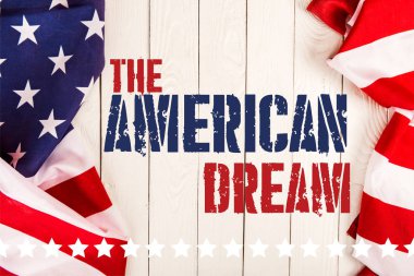 Amerikan bayrakları ve Beyaz ahşap yüzey Amerikan rüyası harflerle Üstten Görünüm