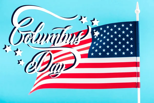 コロンブス記念日のレタリングと星青に分離されたアメリカの国旗 — ストック写真